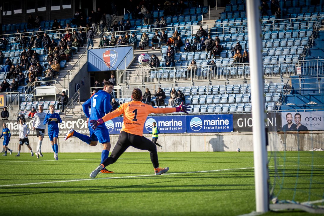 Zinedin setter hodet til og styrer ballen i mål