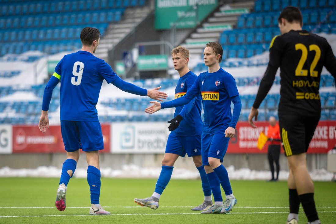 Målscorer Stefan Ingì Sigurdarsson blir gratulert av Bendik Berntsen, som slo den målgivende pasningen på 2-0.