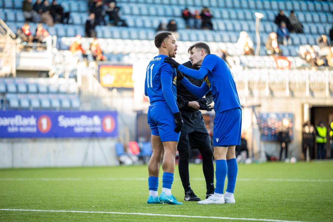 Darrell Tibell får en sjekk av Robin Dzabic etter sin scoring. Litt blod er det verdt å ofre for scoring!