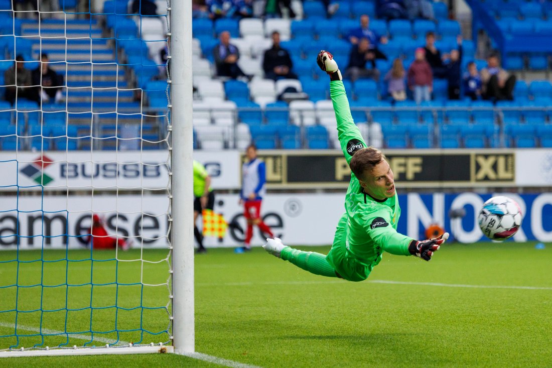 Hugo Keto i full strekk i bortekampen mot Molde 19. oktober. Foto: Svein Ove Ekornesvåg / NTB