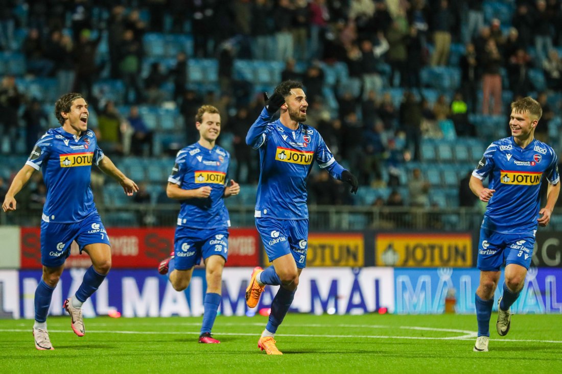 Simon Amin feirer målet han scoret mot KFUM her på Jotun Arena 27. oktober. Foto: Trond R. Teigen / NTB