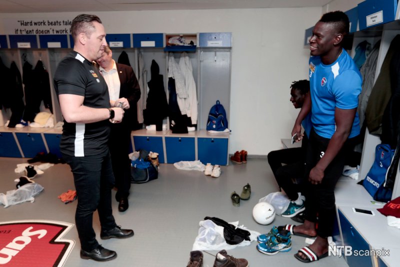 Magnus Powell hilser på Aboulaye Seck i garderoben etter at Powell tirsdag ble presentert som ny hovedtrener i Sandefjord Fotball. (Foto: Lise Åserud / NTB scanpix)